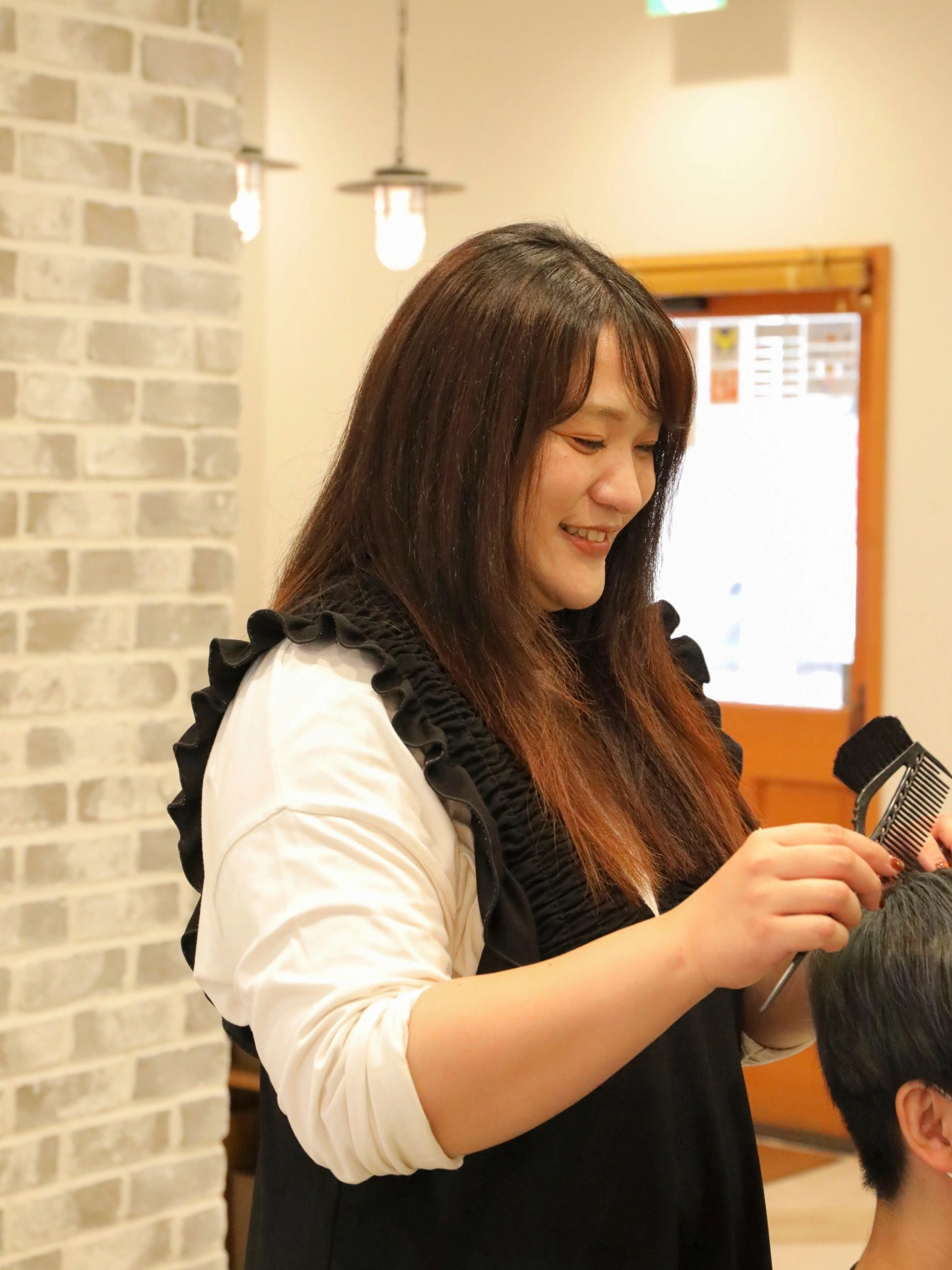 miho.がカラー施術をしている様子