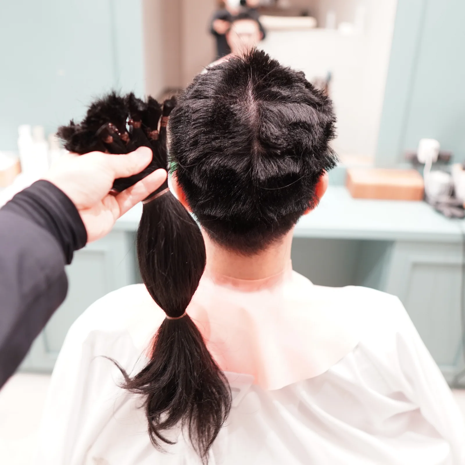 1'sでヘアドネーションカットのために髪を束ねた実際の施術例